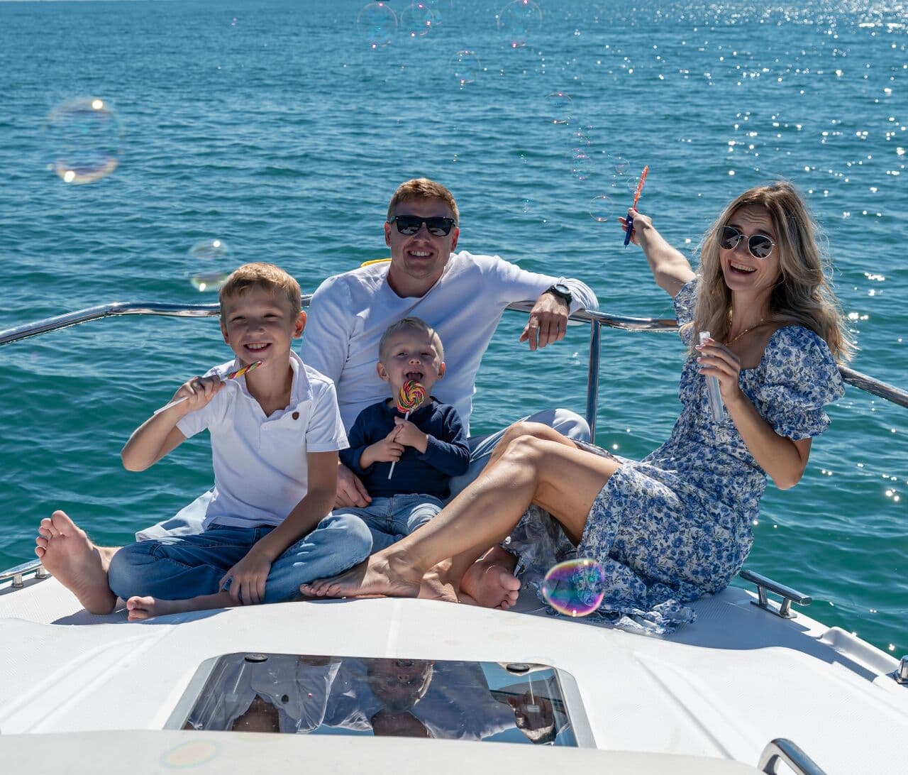 семья отдыхает на яхте – фото