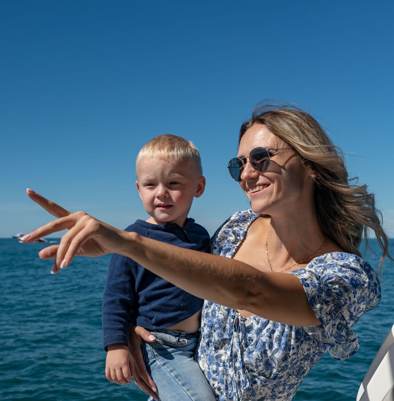 мама с сыном на яхте – фото