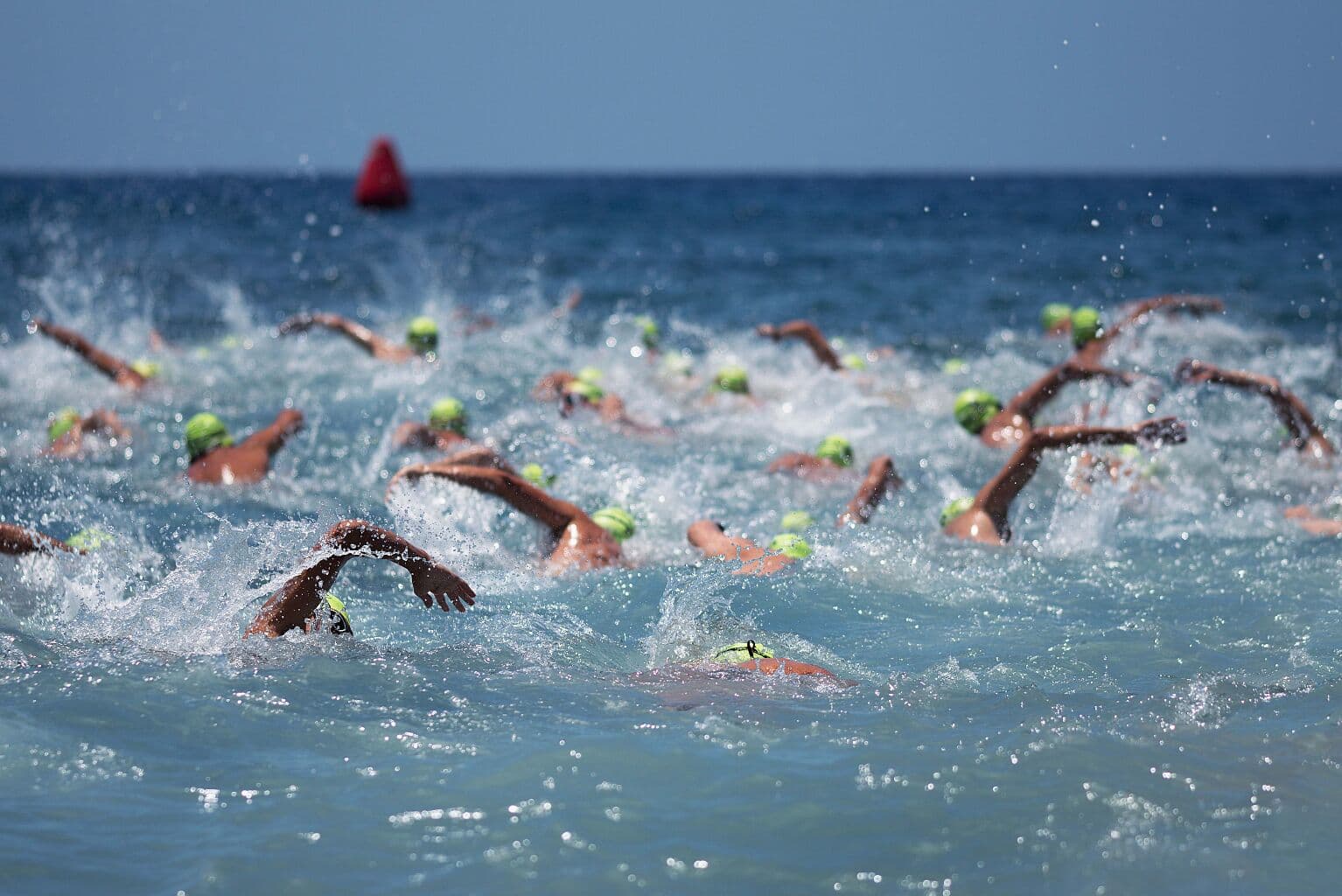 Пловцы-триатлонисты в открытом море, Сочи