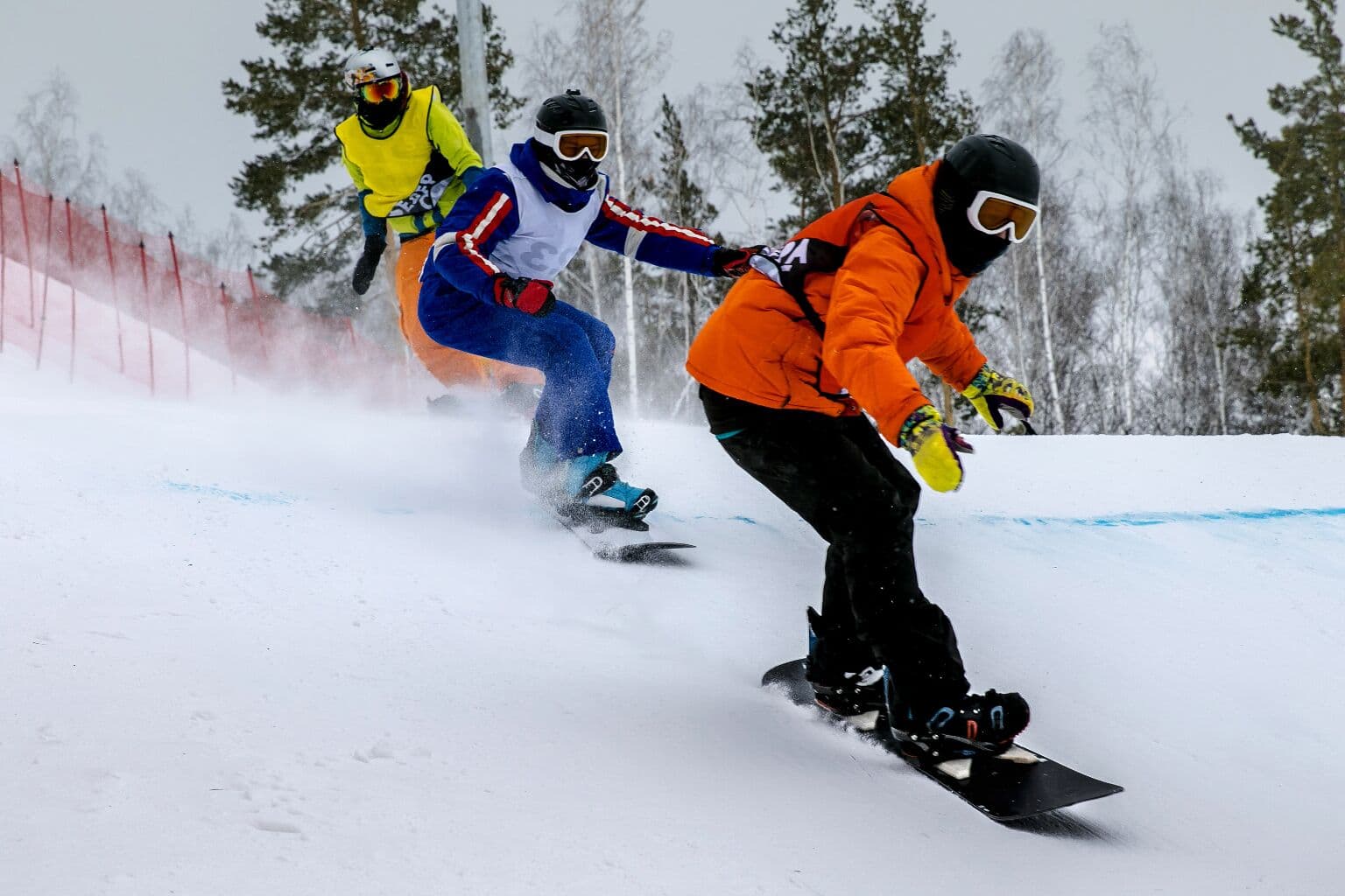Сноубордисты на соревновании по зимнему виду спорта в Сочи
