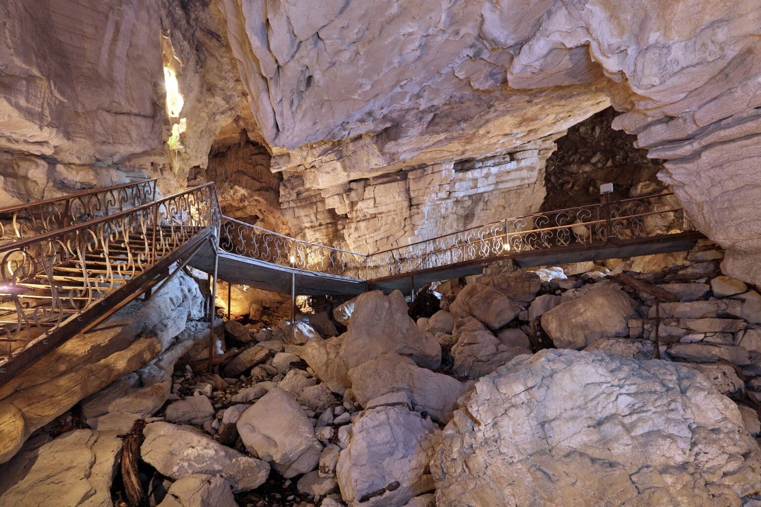 Тур по Воронцовским пещерам в подземном царстве, Адлер